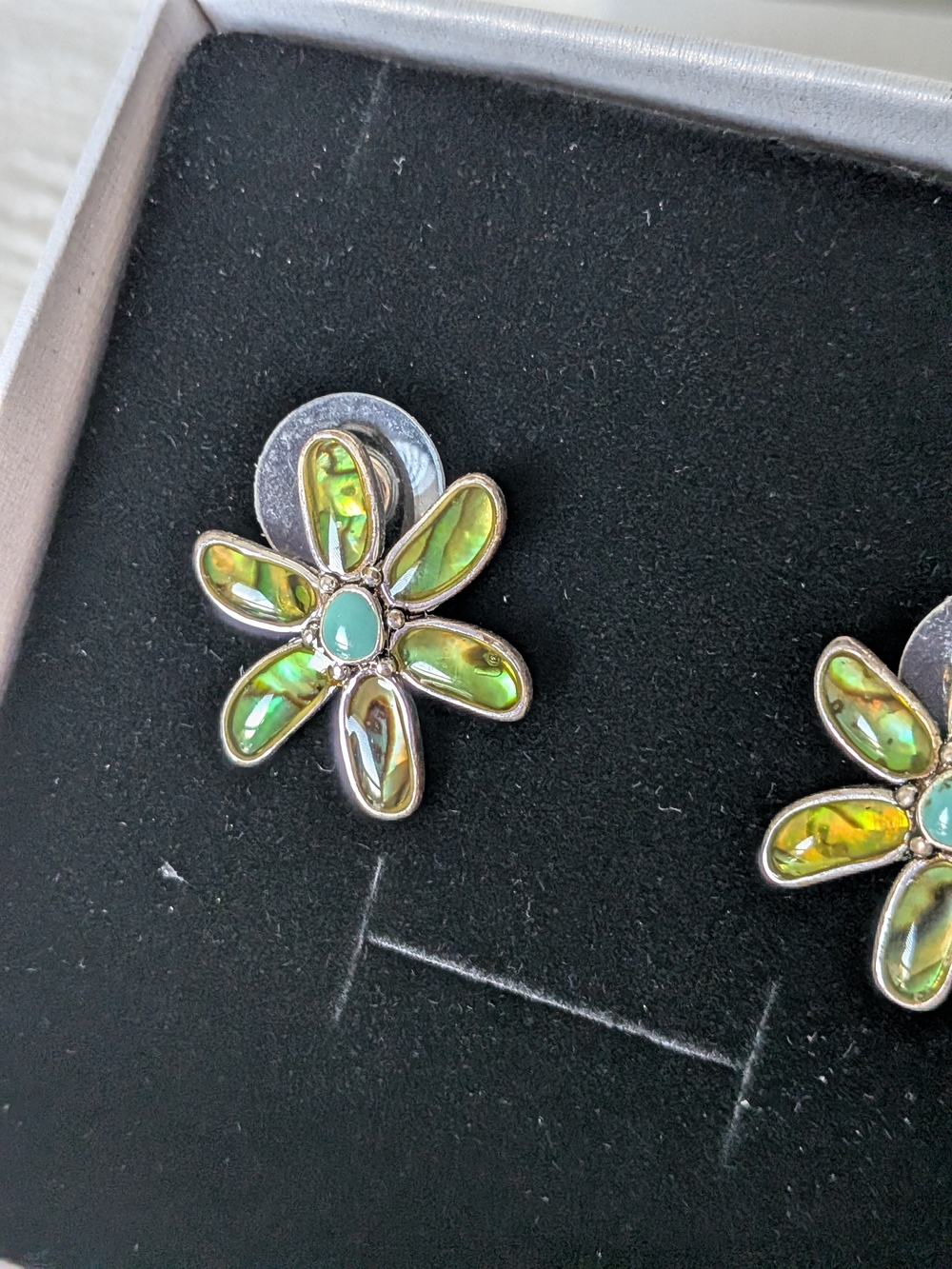 Green Flower Petal Stud Earrings Very Pretty In Person W Gift Box - Picture 6 of 8